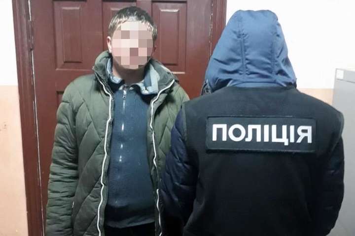 На залізничному вокзалі іноземець і мешканець Київщини пограбували чоловіка