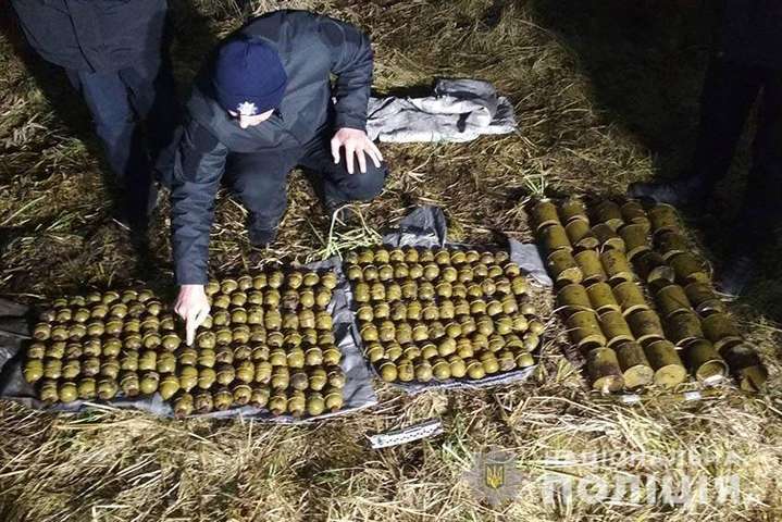 «Хватило бы на маленькую войну»: на Хмельнитчине мужчина нашел в поле 200 гранат