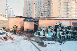 На «Лівобережній» горів шиномонтаж (фото)