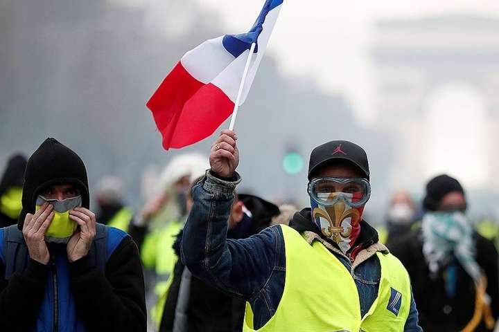 За маску - до в’язниці. У Франції посилюють закон, щоб приборкати протести