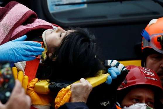 Трагедія у Стамбулі: рятувальники під завалами будинку знайшли живою дівчинку