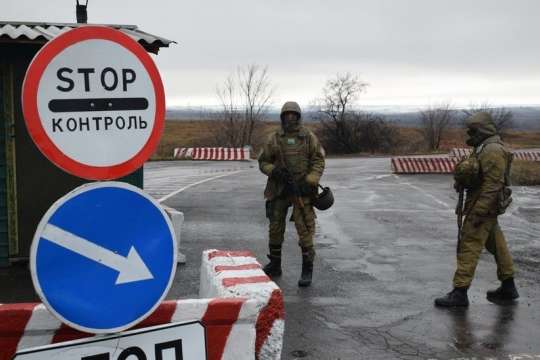 Російські найманці у пунктах пропуску навмисно затримують у чергах на морозі жителів Донбасу − ОБСЄ