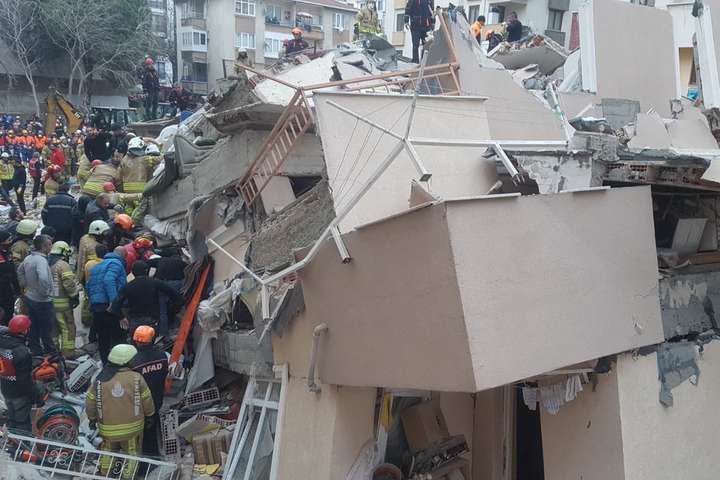 Обвал багатоповерхівки в Стамбулі: кількість загиблих зросла до шести