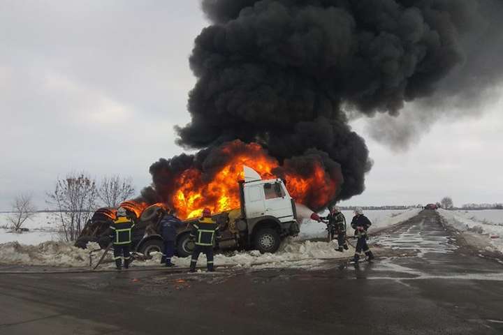 На Полтавщині перекинулася і загорілася автоцистерна: фото