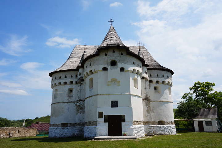 Стародавня церква-фортеця перейшла до Православної церкви України
