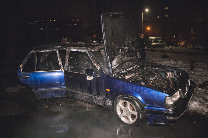 У дворі будинку на Харківському шосе вщент згорів автомобіль (фото, відео)
