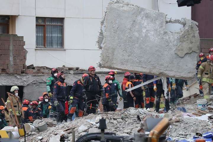Жертв обвалу будинку в Стамбулі вже 11