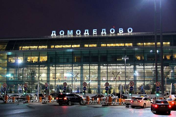 В московському аеропорту літак пошкодив крило