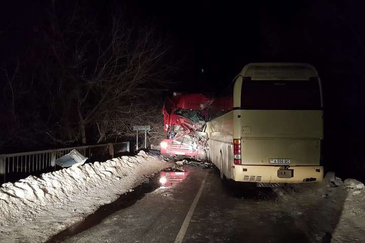  На Чернігівщині автобус зіткнувся із вантажівкою, загинули двоє водіїв