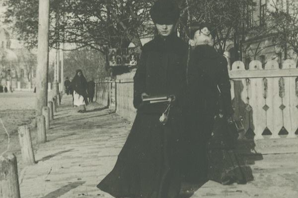 Стильные платья и приталенные пальто. Как более 100 лет назад одевались киевлянки