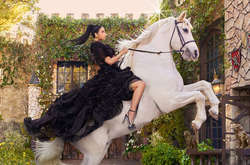 Красотка на коне: Карди Би снялась в сказочной фотосессии для глянца