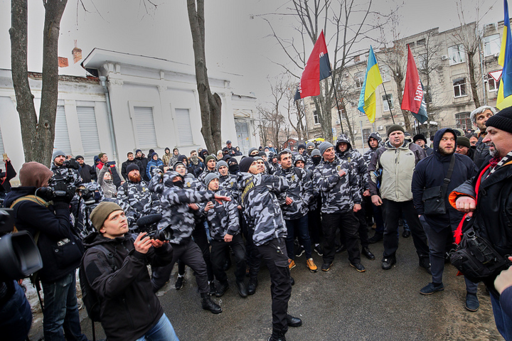 Активісти у Харкові закидали консульство РФ зеленкою і яйцями 