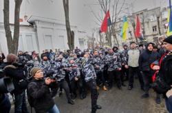 Активісти у Харкові закидали консульство РФ зеленкою і яйцями 