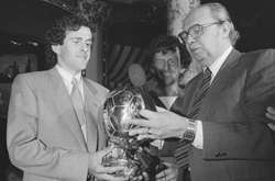 У 80-ті роки минулого сторіччя Жак Ферран вручав «Золотий м'яч» Мішелеві Платіні