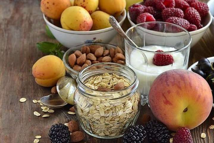 Орехи, семечки и фрукты помогут победить депрессию