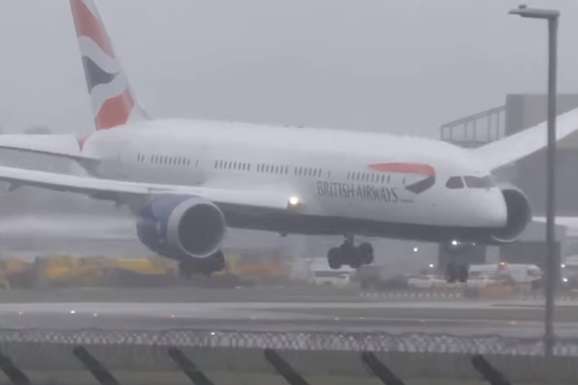 У Британії літак не зміг приземлитися через ураган