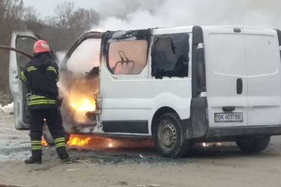 У Хмельницькій області на ходу загорівся мікроавтобус