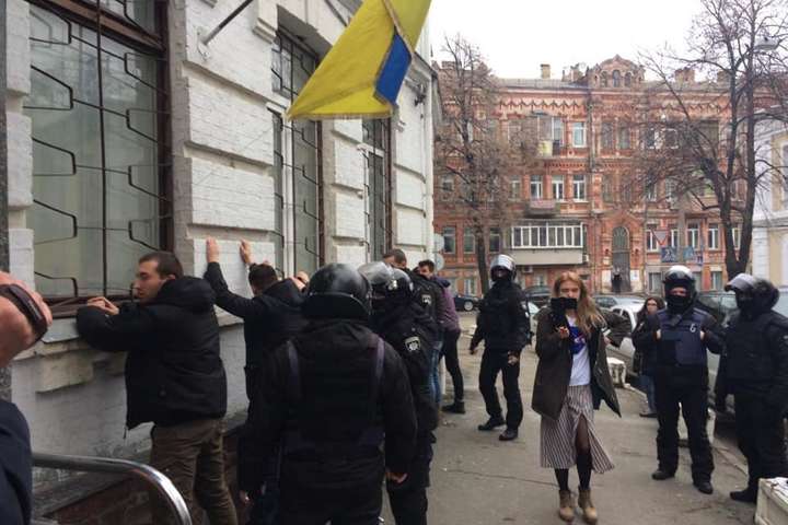 Невідомі спробували штурмувати управління поліції у Києві – заява правоохоронців