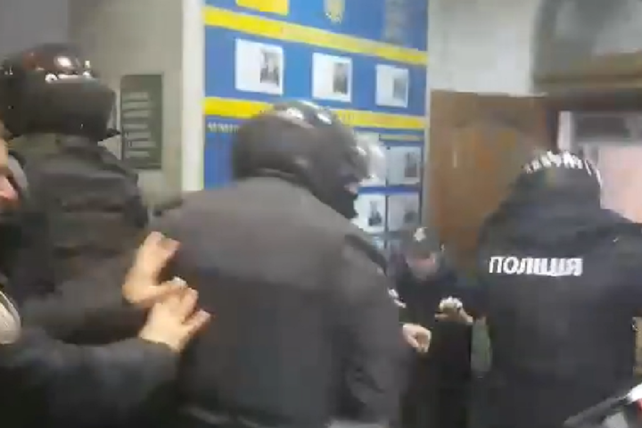 Відео побиття активістів у Києві. Поліцію звинуватили у роботі на Тимошенко