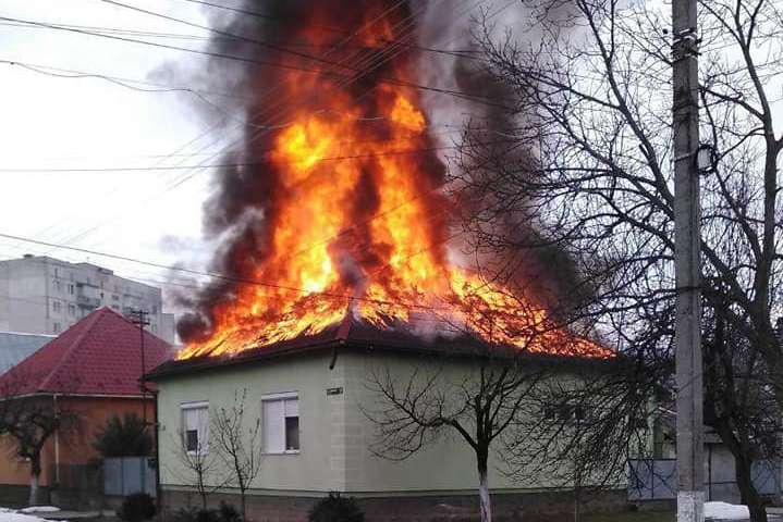 Патрульні Мукачева вивели з палаючого будинку сім’ю, яка не підозрювала, що горить
