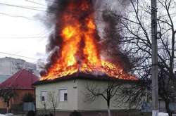 Інспектори викликали пожежників, а самі кинулися до будинку