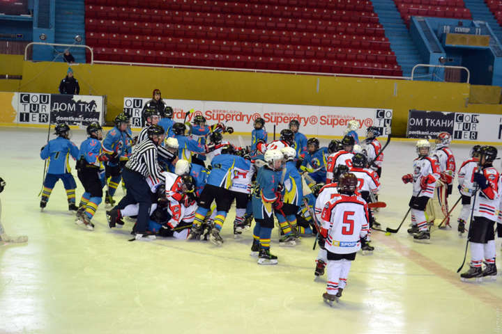 Матч дитячих хокейних клубів Одеси та Донецька завершився масовою бійкою (відео)