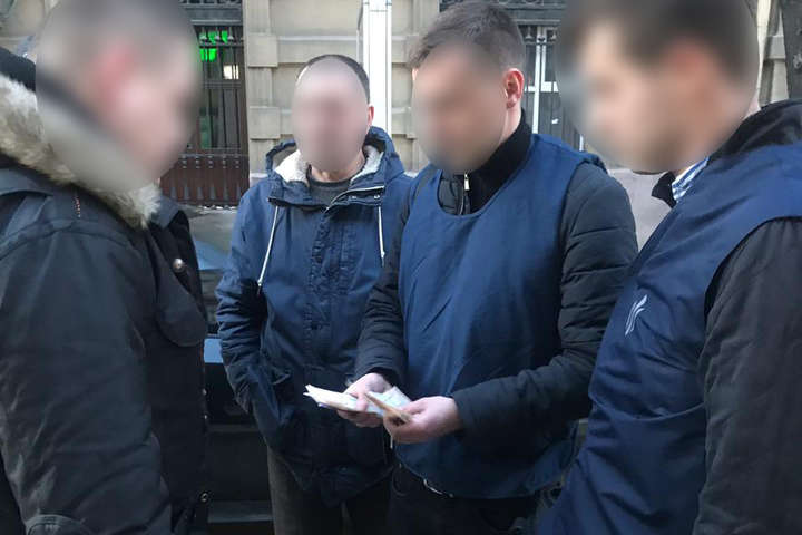 Спеціаліст міграційної служби у Львові погорів на хабарі
