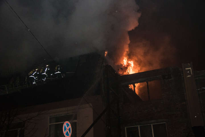 У центрі Києва горіла офісна будівля