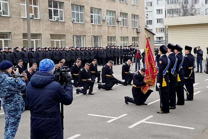 Порошенко привітав полонених моряків-курсантів з отриманням звання лейтенантів