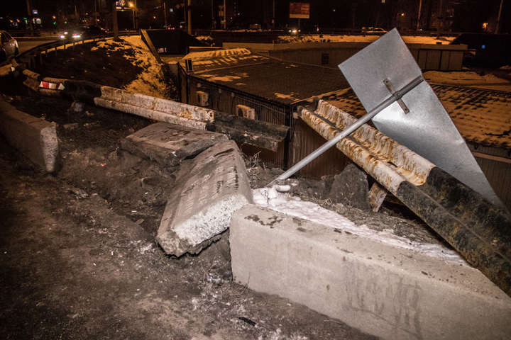 Автомобіль на Троєщині зніс бетонну огорожу і влетів у МАФ