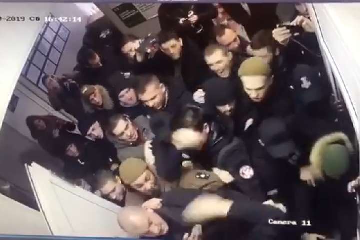 Побиття активістів у поліції: Геращенко показав відео, як все почалося