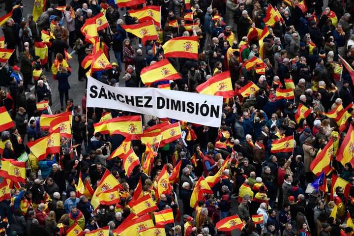 Десятки тисяч іспанців протестували в Мадриді проти уряду Санчеса