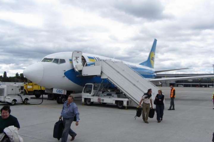 На борту літака МАУ виявили невідому речовину: рейс з Афін відклали на добу