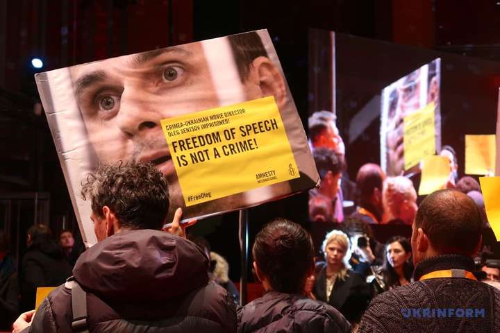 До флешмобу приєдналися також українські активісти - На кінофестивалі Berlinale пройшов флешмоб з вимогою звільнити Сенцова