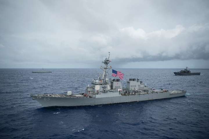 Кораблі ВМФ США наблизились до спірного острову Південно-Китайського моря