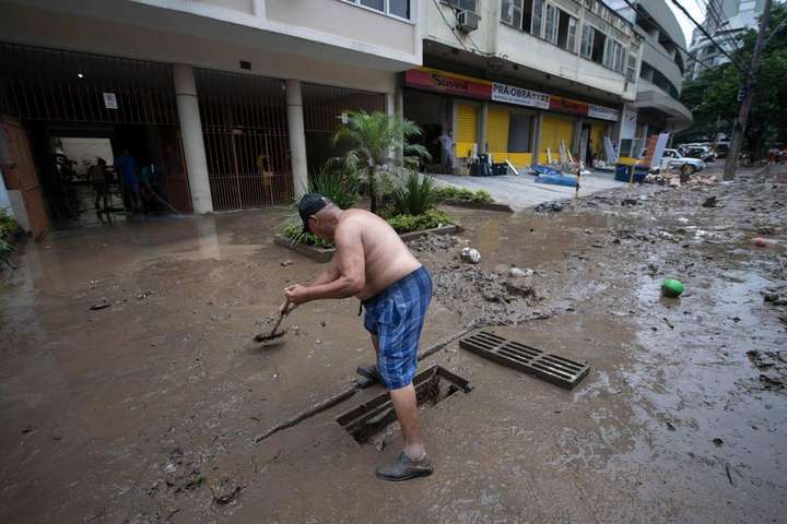 Ветер валил деревья и срывал крыши с домов. Жуткие последствия шторма в Рио-де-Жанейро