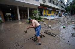 Ветер валил деревья и срывал крыши с домов. Жуткие последствия шторма в Рио-де-Жанейро