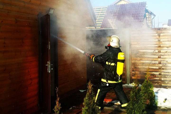 На Київщині пожежа знищила приватну лазню