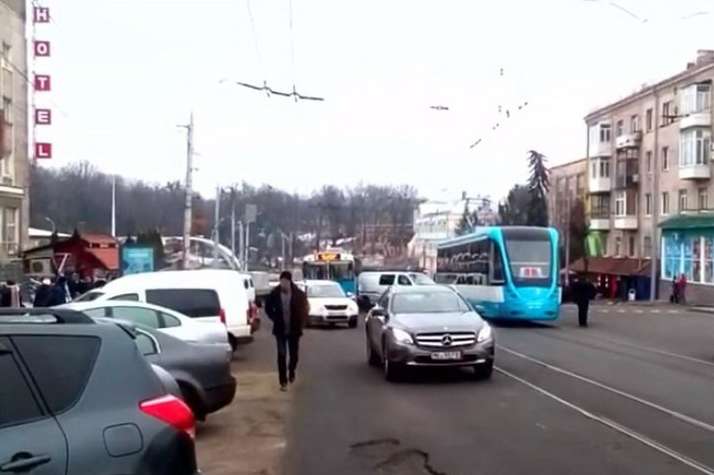 ДТП на Пирогова: мікроавтобус застряг між трамваєм і тролейбусом, повилітало скло