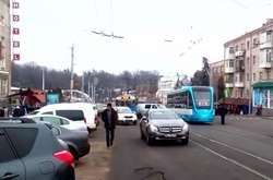 ДТП на Пирогова: мікроавтобус застряг між трамваєм і тролейбусом, повилітало скло