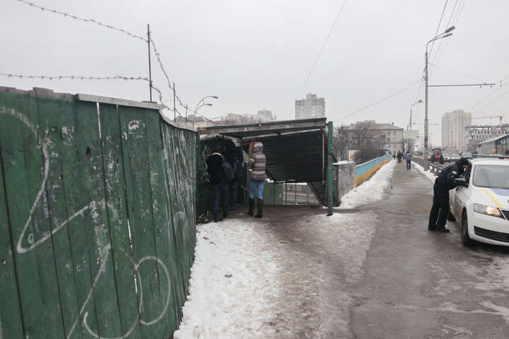 Під Індустріальним мостом у Києві виявлено тіло чоловіка (фото)