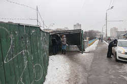 Тіло чоловіка на сходах під мостом виявили перехожі