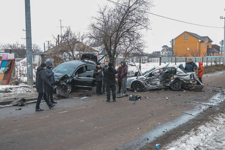 У Борисполі на перехресті зіткнулися Opel і Volkswagen: є жертви (фото, відео)