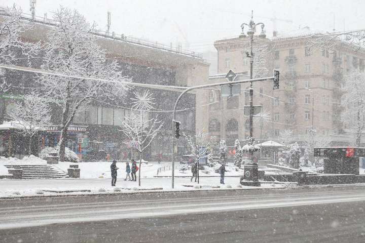 На Київ насувається снігопад: водіїв просять не їхати на авто