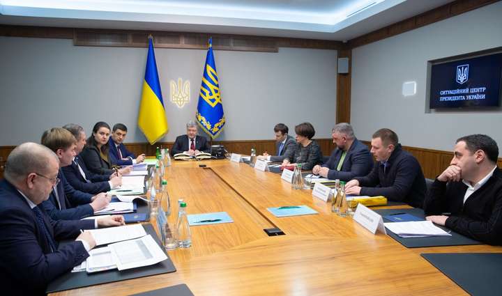 <span>Президент Петро Порошенко провів нараду щодо підсумків роботи закону, який дозволяє легалізувати «євробляхи»</span> - Порошенко хоче гроші від розмитнення «євроблях» спрямувати на індексацію пенсій