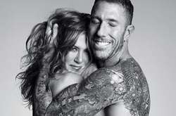 Обнаженная Дженнифер Энистон обнялась со звездным стилистом