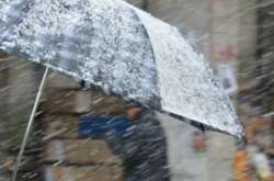 Сніг, дощі та сильний вітер: на Україну насувається непогода