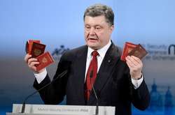  Президент України Петро Порошенко під час виступу на 51 Мюнхенській конференції з безпеки показав російські паспорти, вилучені у бойовиків на Донбасі  