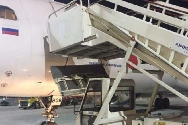 З'явилося відео, як у російському аеропорту Барнаула обвалився трап з пасажирами