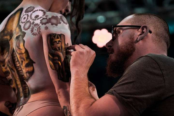 Свято краси та епатажу. Сотні шанувальників татуювань зібралися на конференцію у Мілані
